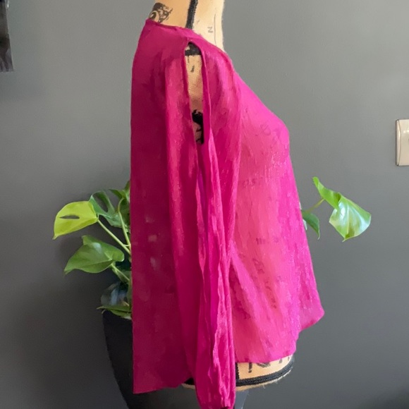 Lovers + Friends cold shoulder split sleeve top blouse - Picture 3 of 5